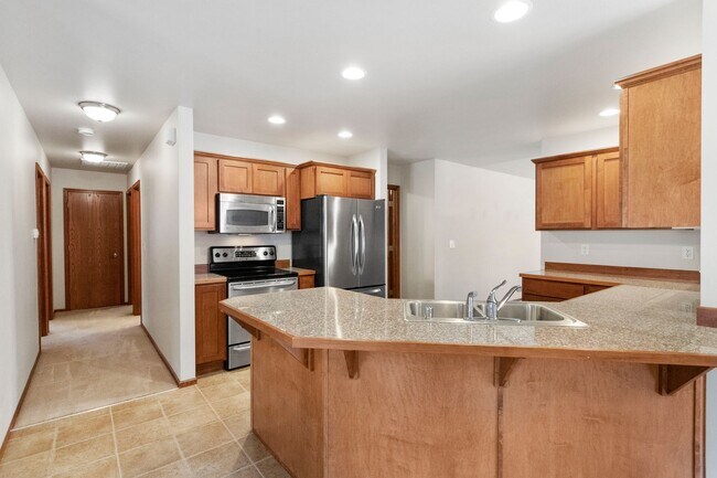 Foto del edificio - 3 Bed 2 Bath - Excellent Condition - NAS W...