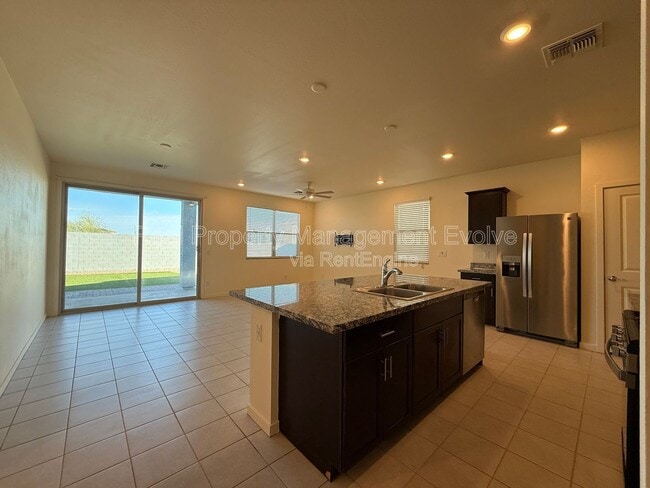 Foto del edificio - 12538 W Orangewood Ave