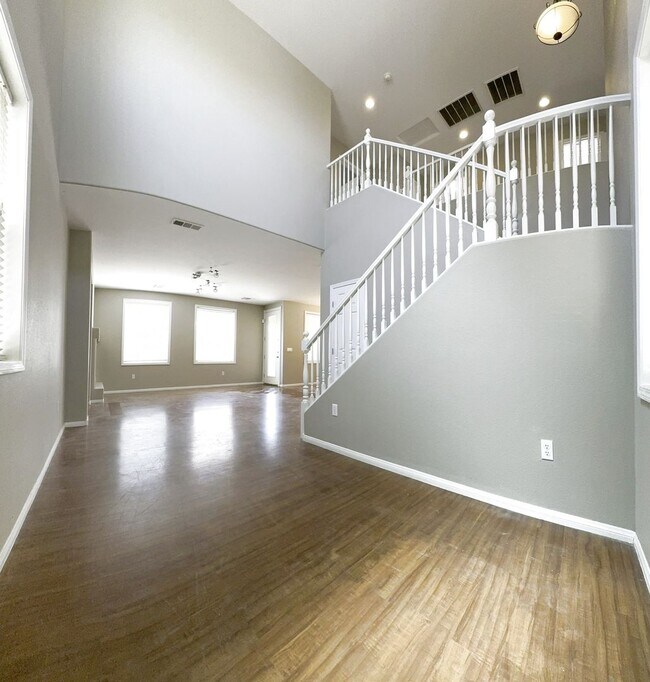 Foto del edificio - Vaulted Ceiling Home, Gated Community w/ P...