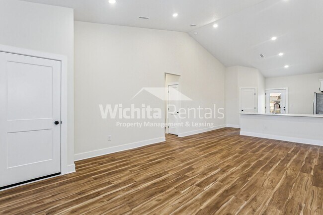 Foto del edificio - 1738-1738 S Hickory Creek St