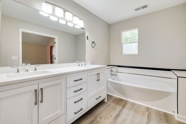 Foto del edificio - Freshly Painted 4 Bed Home on Huge Lot wit...