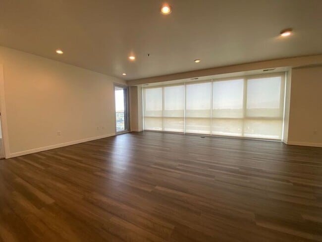 Building Photo - $2,575 | 1 Bedroom, 2 Bathroom Condo | Pet...