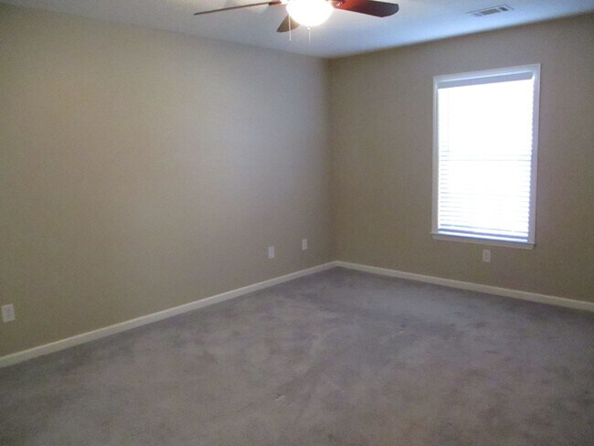 Foto del edificio - Spacious 2 Bedroom Townhome with Bonus Room & Private Backyard