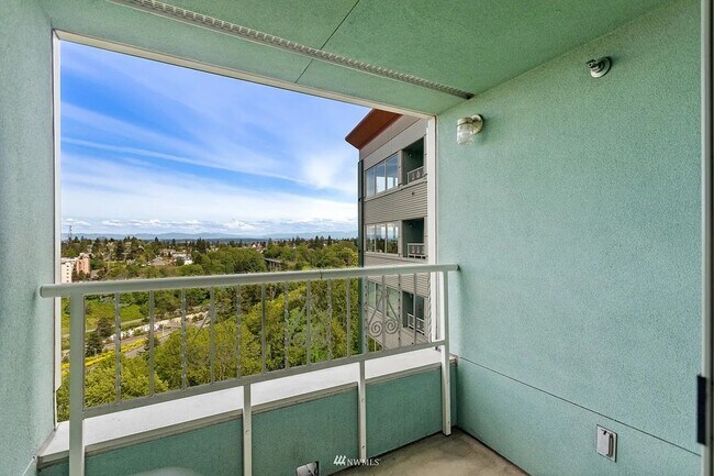 Foto del edificio - Stunning 11th-Floor Condo with Breathtaking Views | Secure Building & Central AC