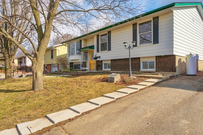 Building Photo - 788 Hillside Dr