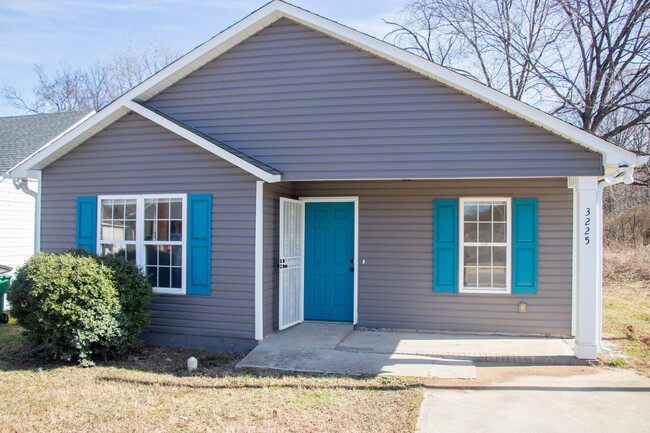 Cute 3 bedroom and 2 bath ranch style house - 3225 Lasalle St