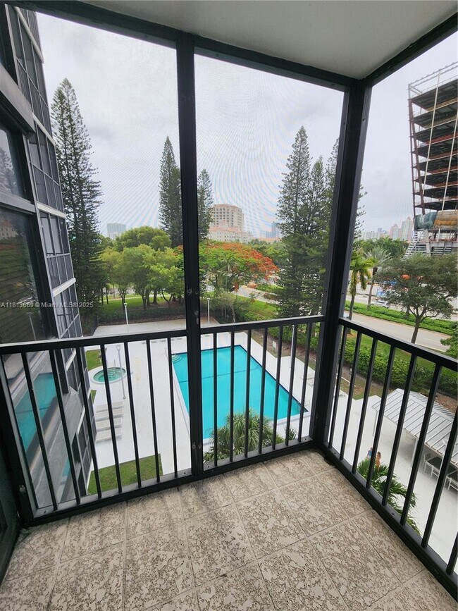 Foto del edificio - 20100 W Country Club Dr