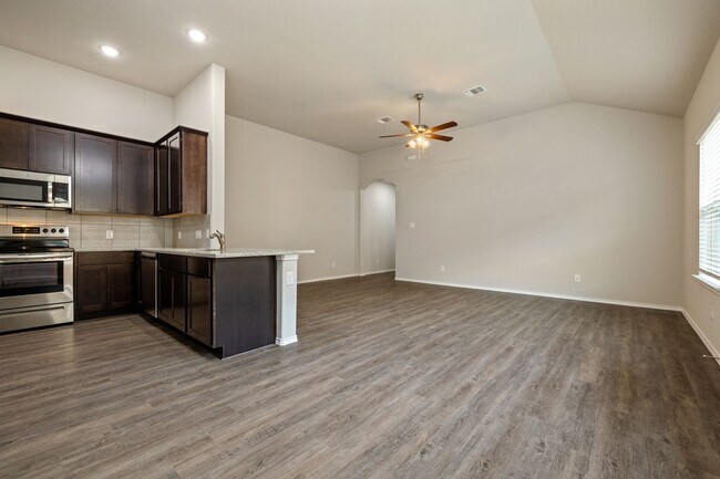 Foto del edificio - GORGEOUS 3 BEDROOM DUPLEX LOCATED IN CONVE...