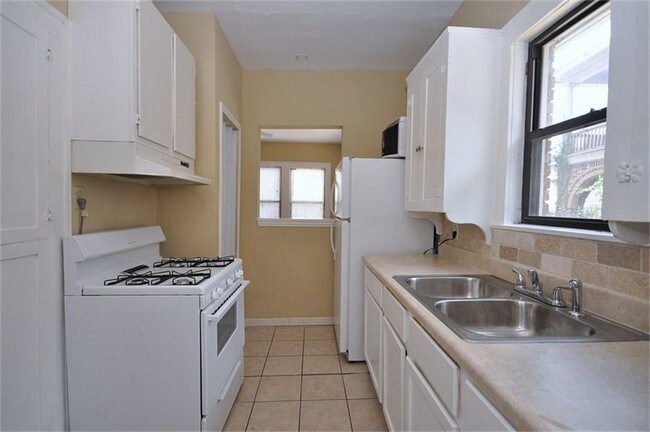 Building Photo - 2418 Truxillo St