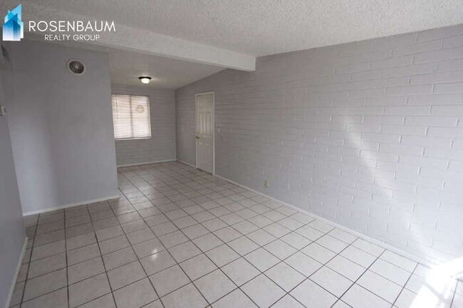 Building Photo - 565 S Hobson
