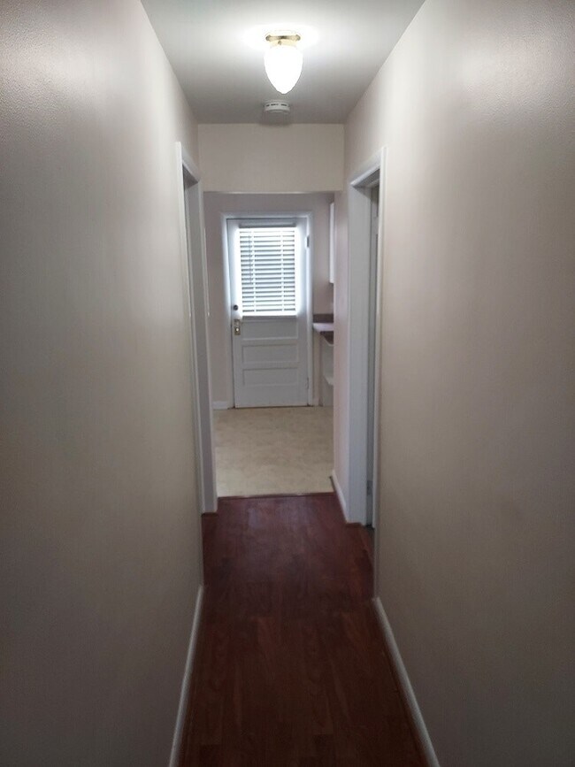 Foto del edificio - 1111 Salem Avenue, Unit B