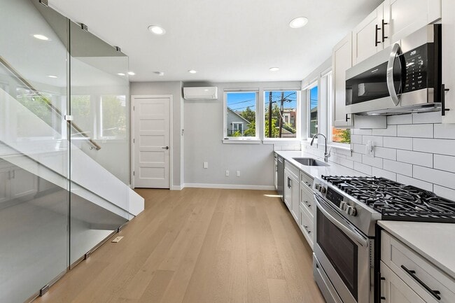 Building Photo - Stylish 2BR Townhome with Rooftop Deck & A/C Near Light Rail