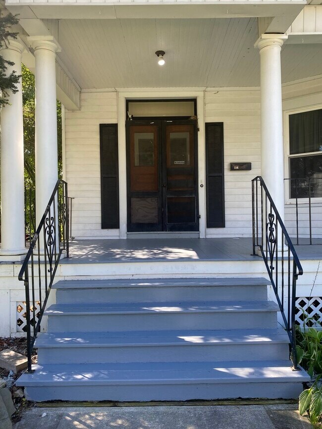 Building Photo - Gorgeous 5 bedroom 2 bath Victorian home w...