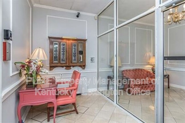Building Photo - 2121 Nicholasville Rd
