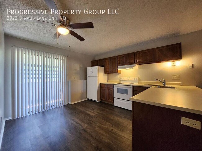 Foto del edificio - 2922 Straus Ln