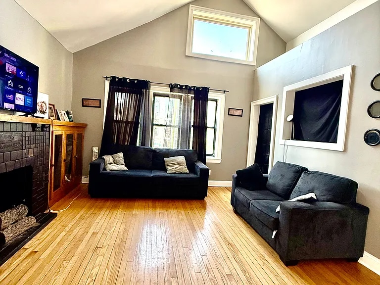 Foto principal - 831 N Ashland Ave