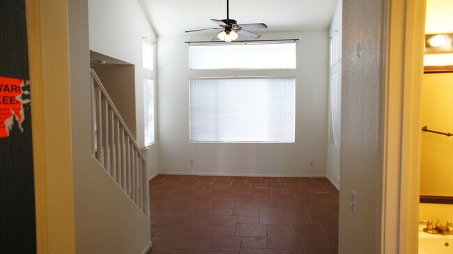 Foto del edificio - THIS IS A CHARMING TWO-STORY NORTH LAS VEG...