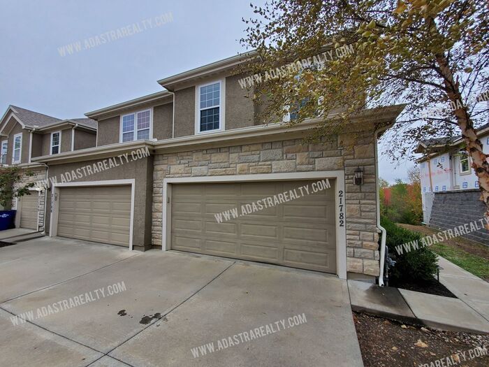 Beautiful and Spacious Olathe TownhomeAva... House Rental in Olathe