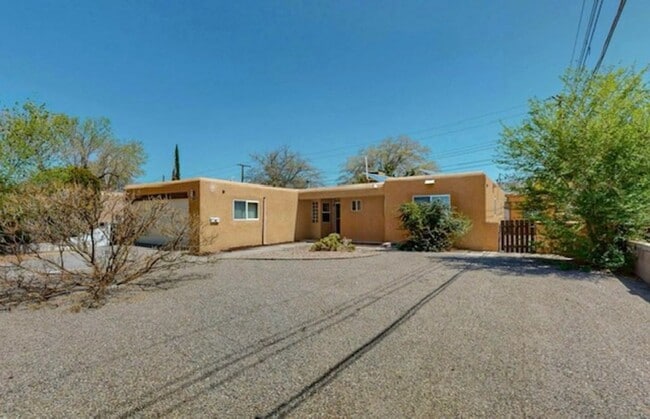 Foto del edificio - 3 Bedroom, 2-Bathroom, Close to everything...