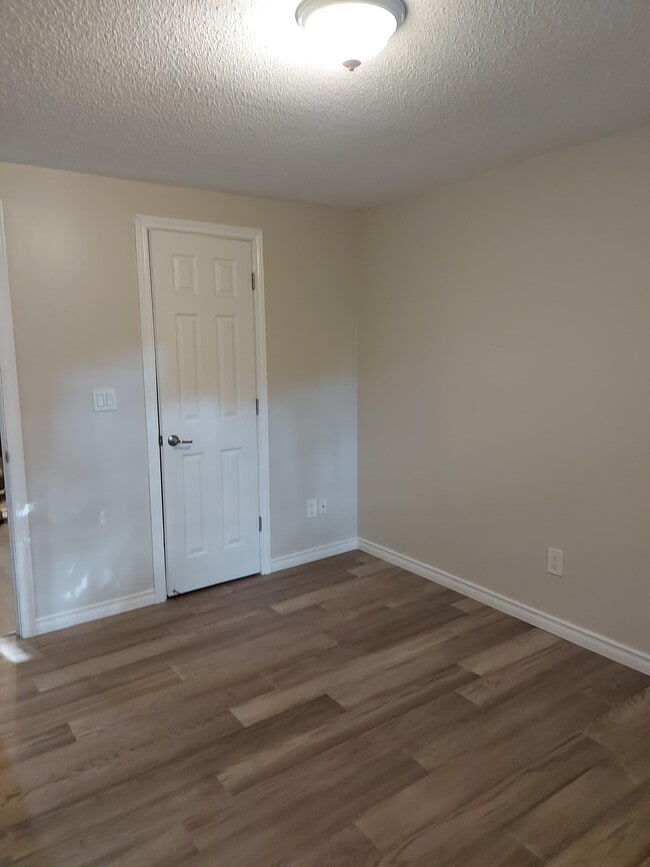 Building Photo - Spacious 2 bedroom unit