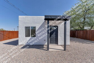 Building Photo - 210 E Elm St