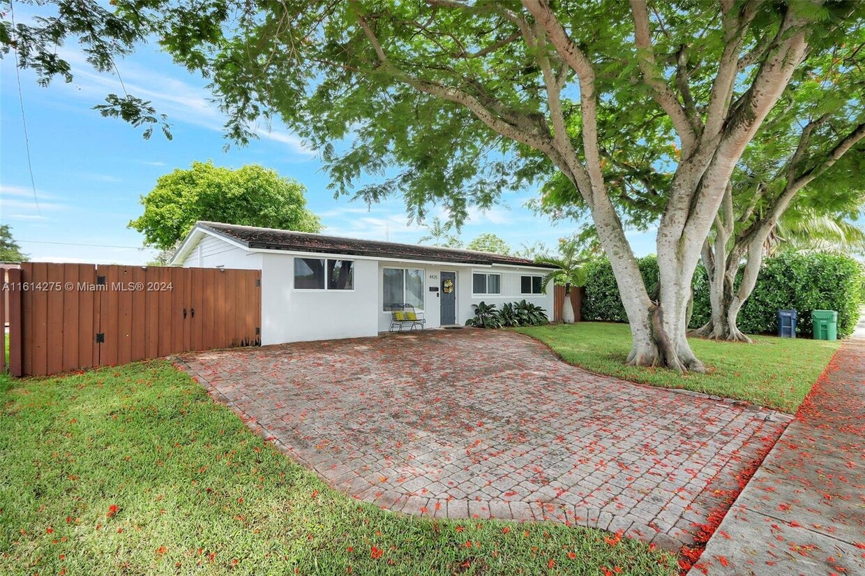 Foto principal - 4435 SW 102nd Ct