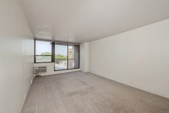 Foto del edificio - 2740 N Pine Grove Ave