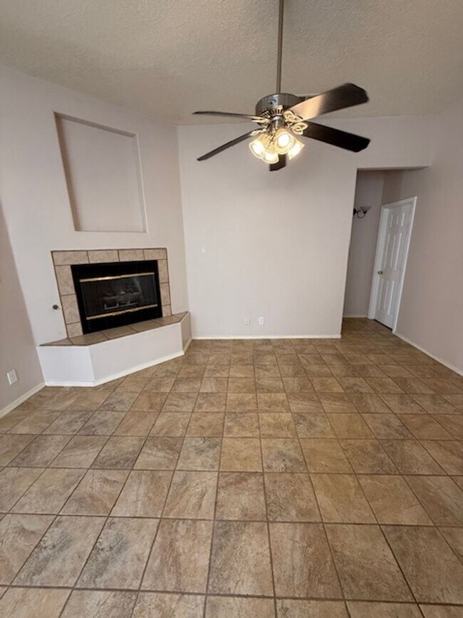 Foto del edificio - HOLIDAY RENT REDUCTIION ! Spacious 3 Bedroom 2 Bathroom and 2 Car Garage in beautiful NE Heights ...