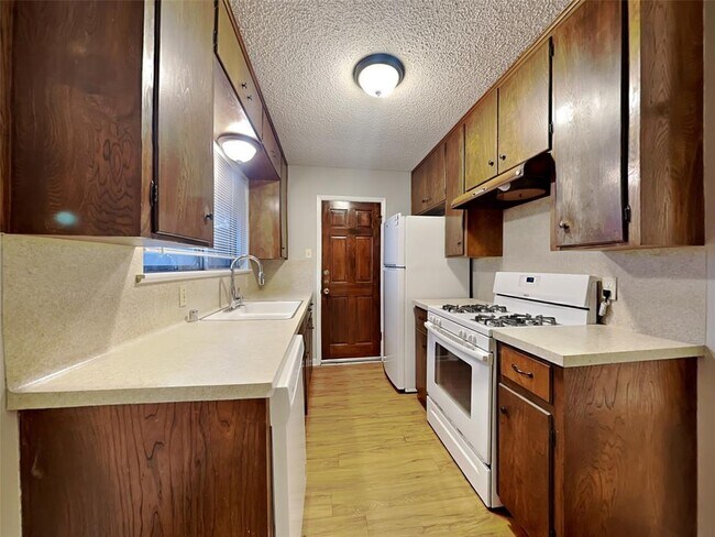 Building Photo - 8518 Putnam Dr