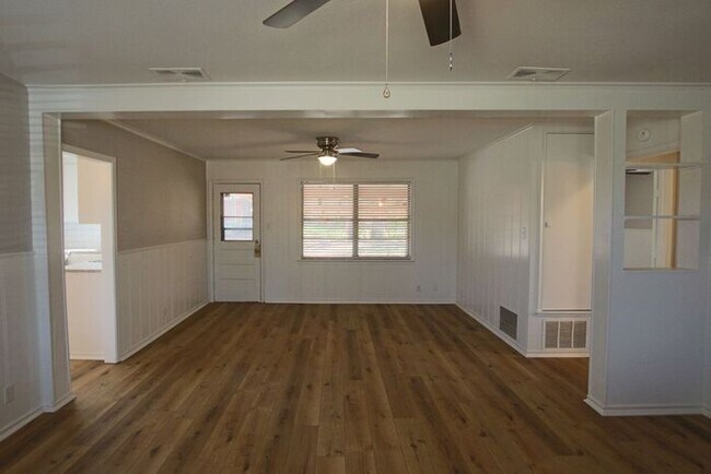 Building Photo - Available Now! Newly Remodeled 3 Bed 2 Bat...
