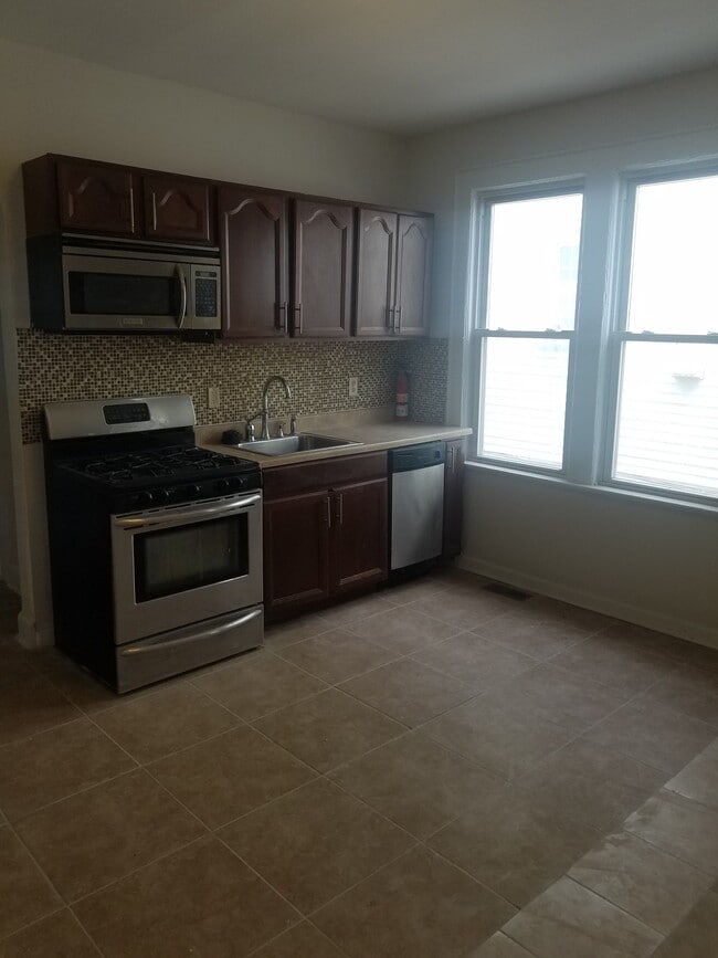 Kitchen - 1568 Leslie St