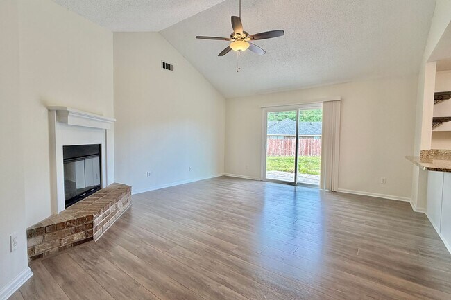 Foto del edificio - AVAILABLE NOW! (Pet Friendly)
