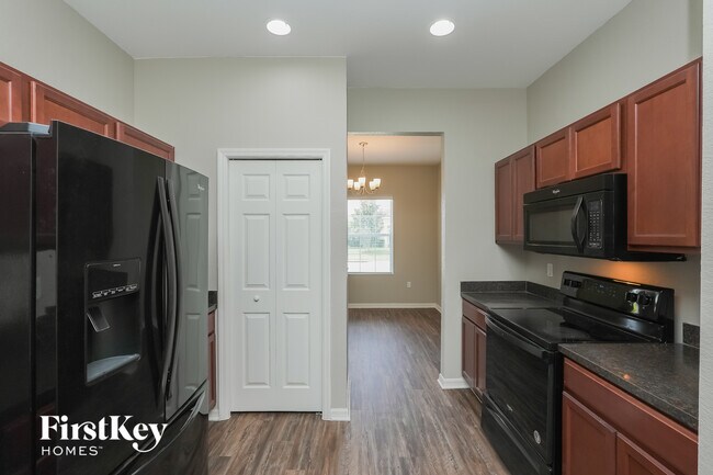 Building Photo - 1970 Country Manor St