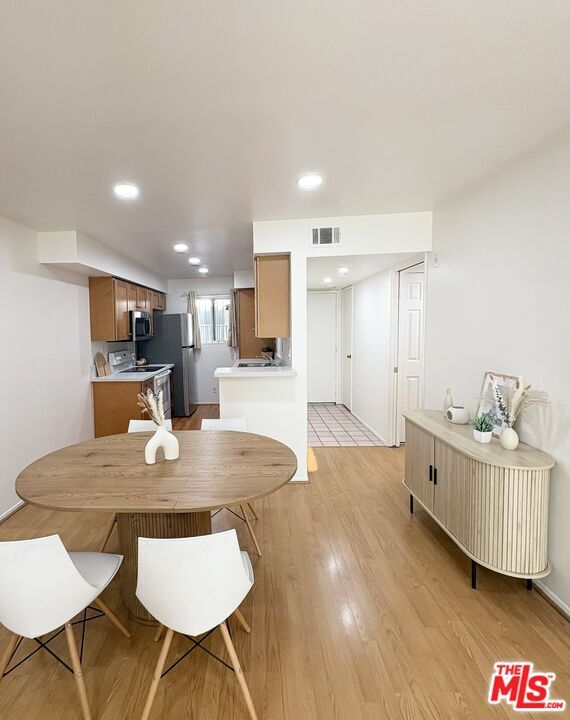 Building Photo - 433 S Manhattan Pl