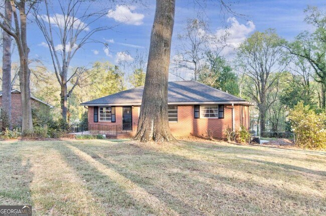 Building Photo - 820 Pinehill Dr