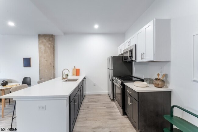 Building Photo - 10 Commerce Ct