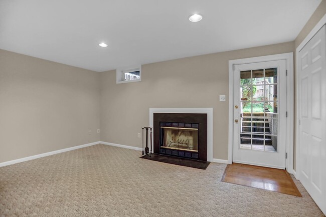 Building Photo - Charming 3-Bedroom Townhome for Rent in Ab...