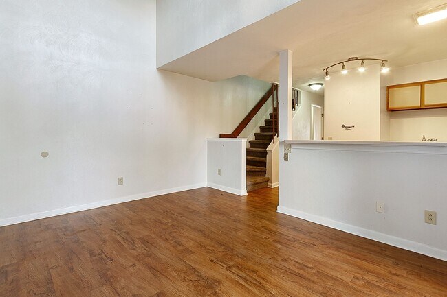 Foto del edificio - 2 Bed/2 Bath with loft. Close to Campus On bus line.