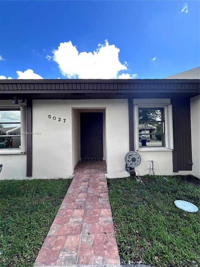 Building Photo - 5027 SW 139th Ct