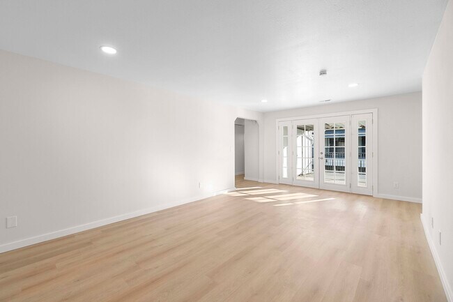 Sala de estar - 12815 SE Stark St