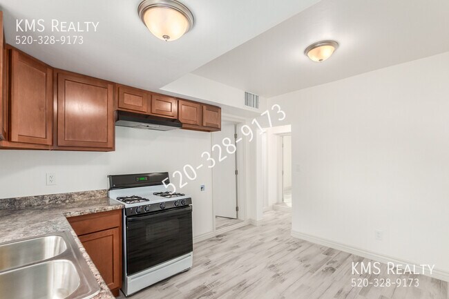 Building Photo - NICE DUPLEX FULLY REMODELED - OWNER / AGENT
