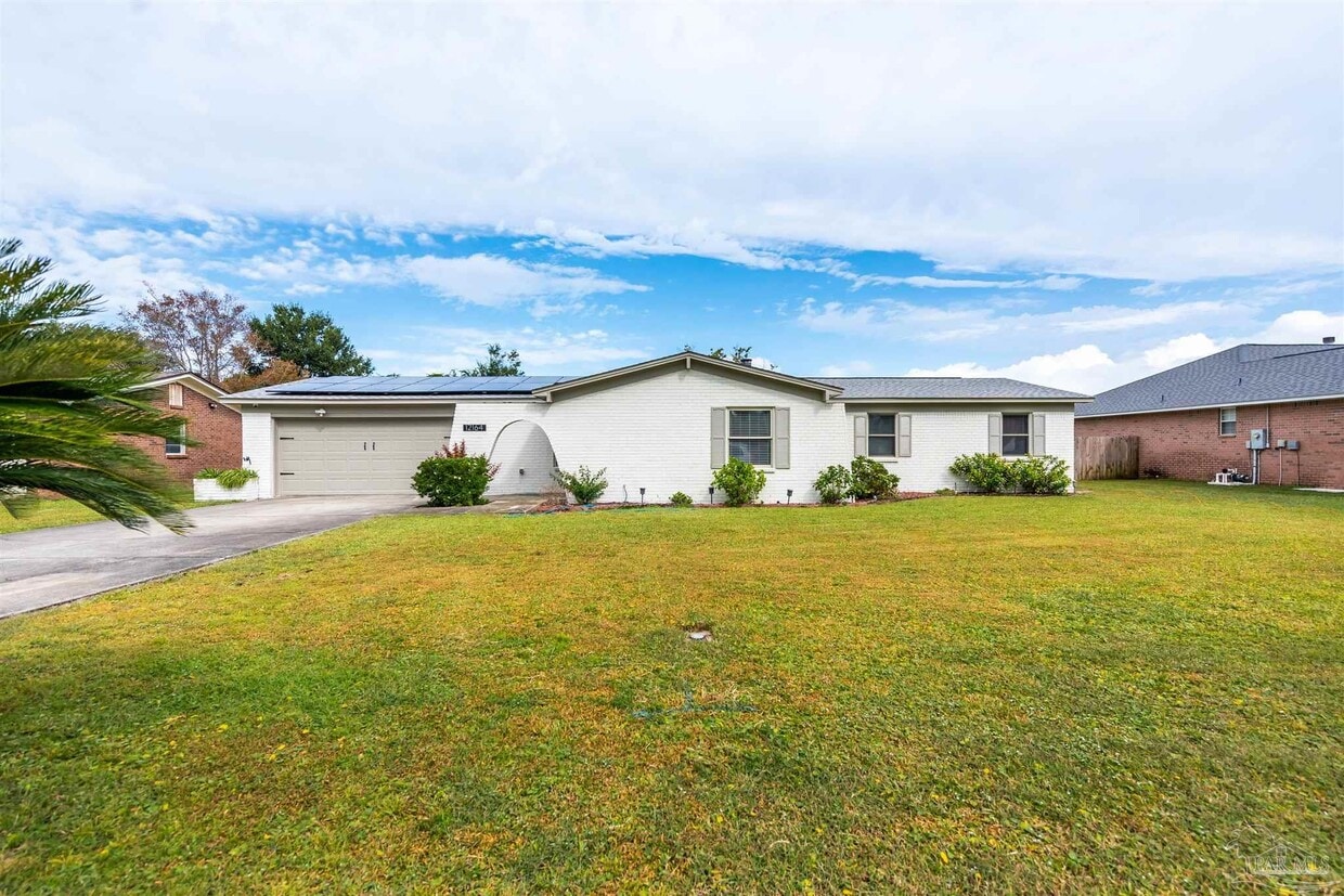 Foto principal - 12164 Longwood Dr