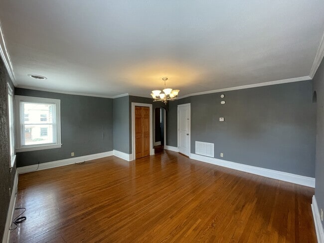 Building Photo - 613 W Gray St
