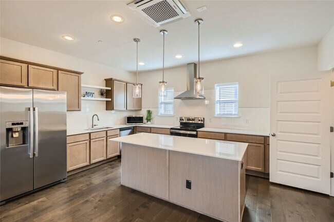 Building Photo - Stunning Multi level townhome in Mahncke Park for rent