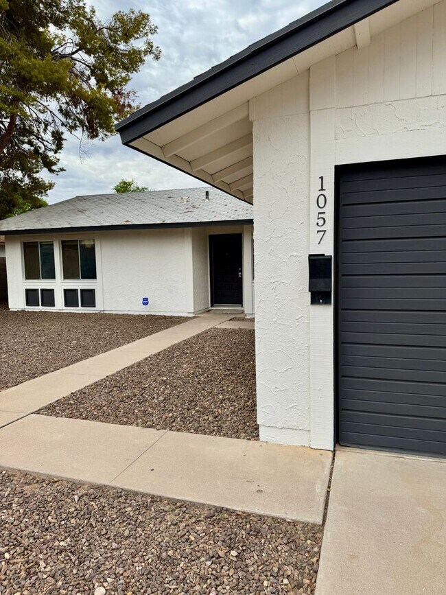 Building Photo - Upgraded 3 Bedroom/2 Bath Single Level Hom...