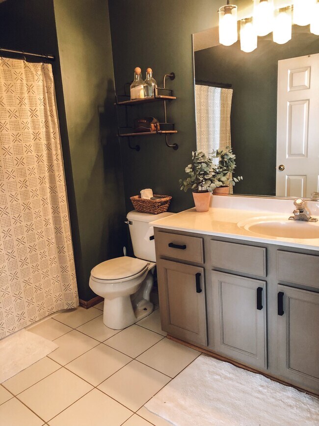 full bath - 4500 104th St