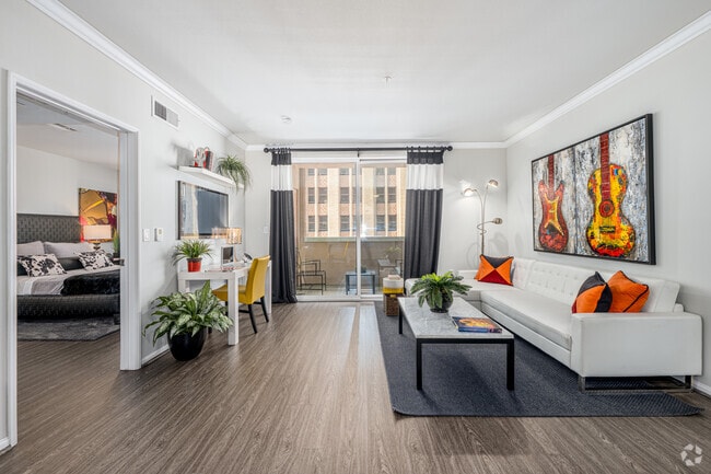 2BR, 2BA - 1038SF - Living Room - Broadway Palace