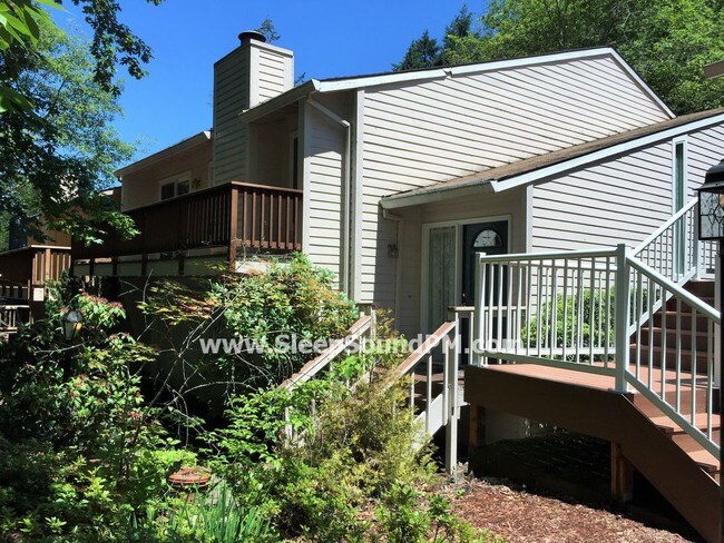 Building Photo - Lovely Townhouse with Sun Deck in Quail Park