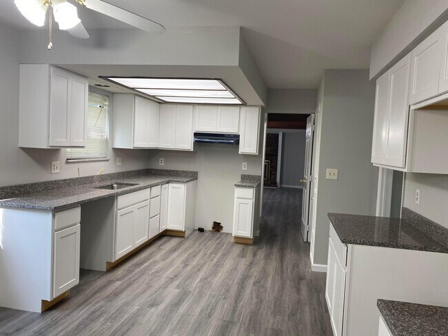 Foto del edificio - 669 W Main St