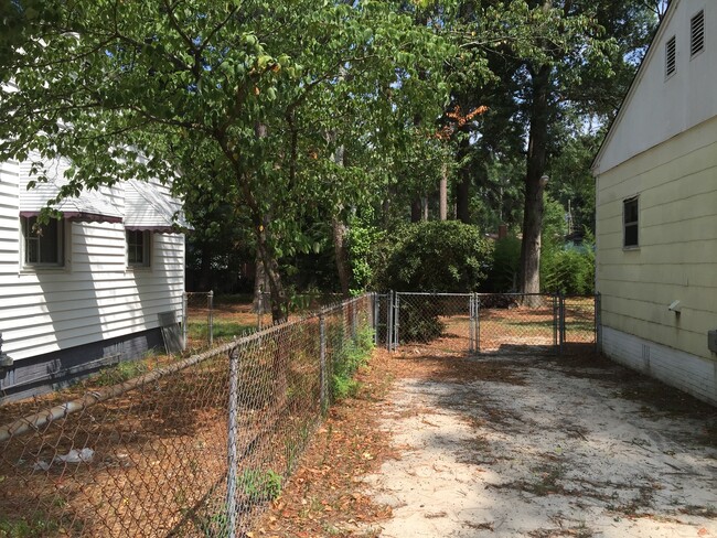 Building Photo - AFFORDABLE 2BEDROOM 1 BATH W/ SPACIOUS FEN...